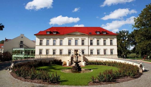 Golf und Wellnesshotel Schloss Teschow 
Golf und Wellnesshotel Schloss Teschow Kaveliershaus „von Blücher“
Golf und Wellnesshotel Schloss Teschow Hotelzimmer
Golf und Wellnesshotel Schloss Teschow Gutsschänke „von Blücher“
Golf und Wellnesshotel Schloss Teschow Außenpool